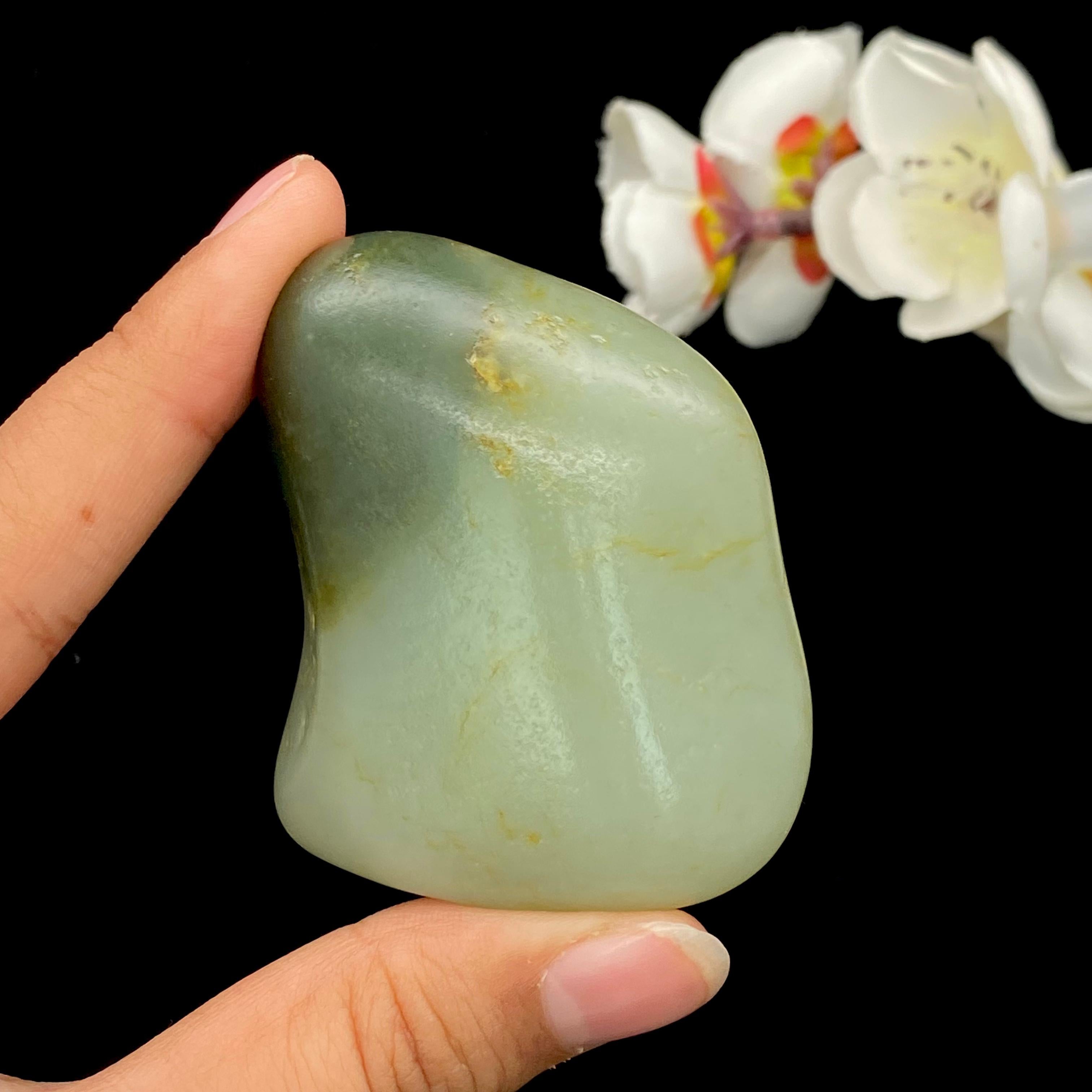 和田玉洒金皮带翠籽料手把件(86.7g)