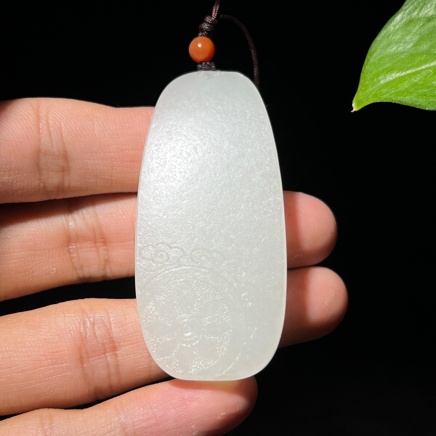 和田玉籽料天然皮色观音挂件(26.2g)