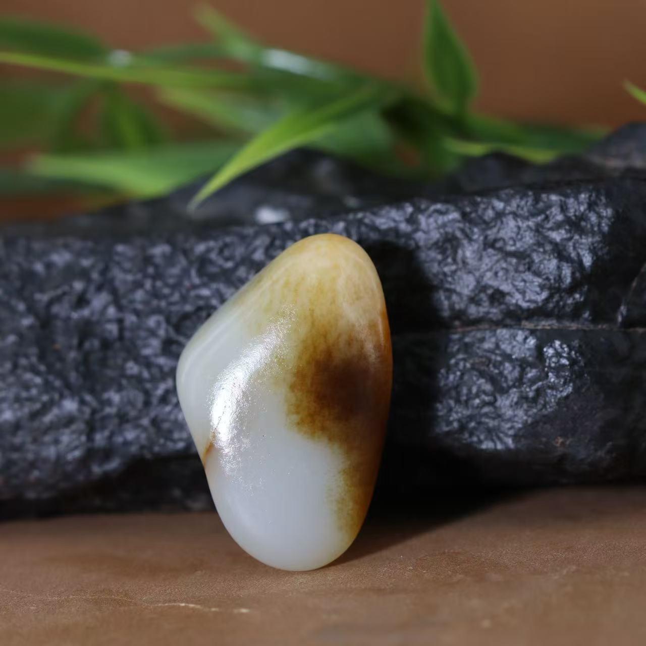和田玉籽料原石(13.6g)