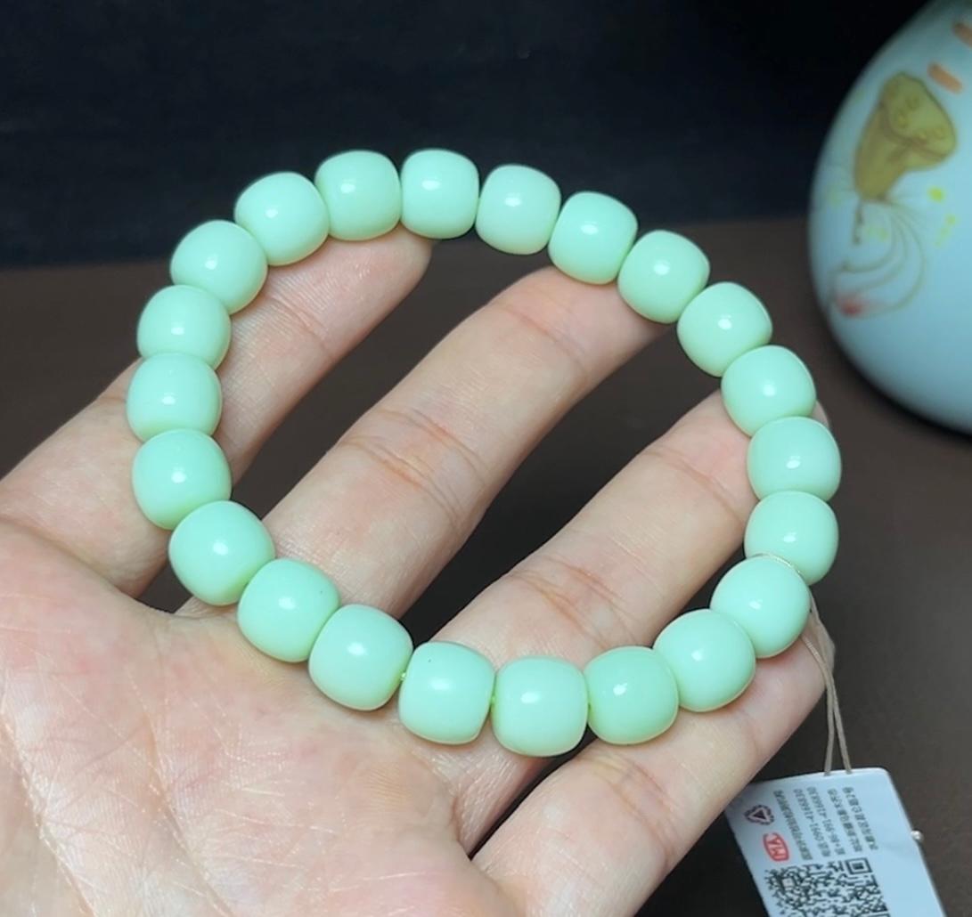 稀少和田玉黑羊洞料薄荷绿老型珠手串(34.1g)