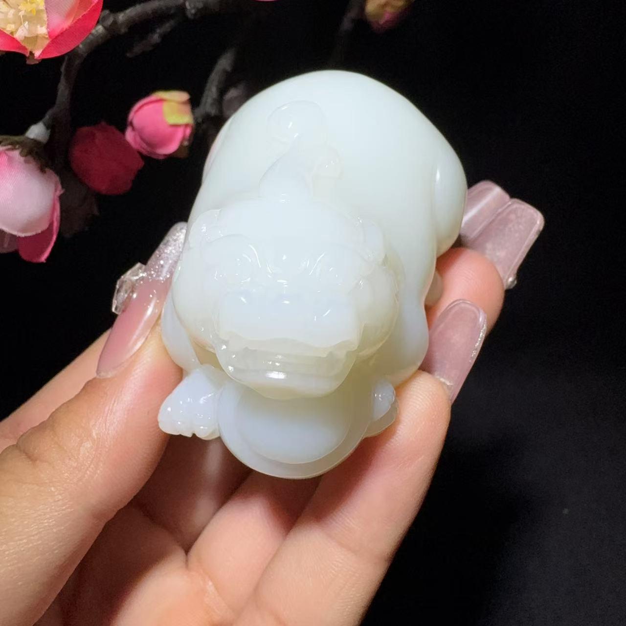 和田玉白玉手把件貔貅(129.1g)