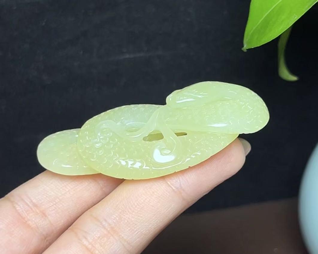 新疆和田玉若羌黄口生肖蛇腰缠万贯(23.9g)