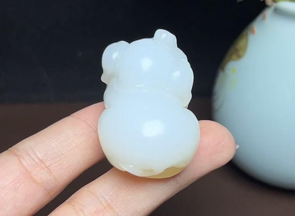 新疆和田玉且末料羊脂玉生肖发财猪(45.6g)