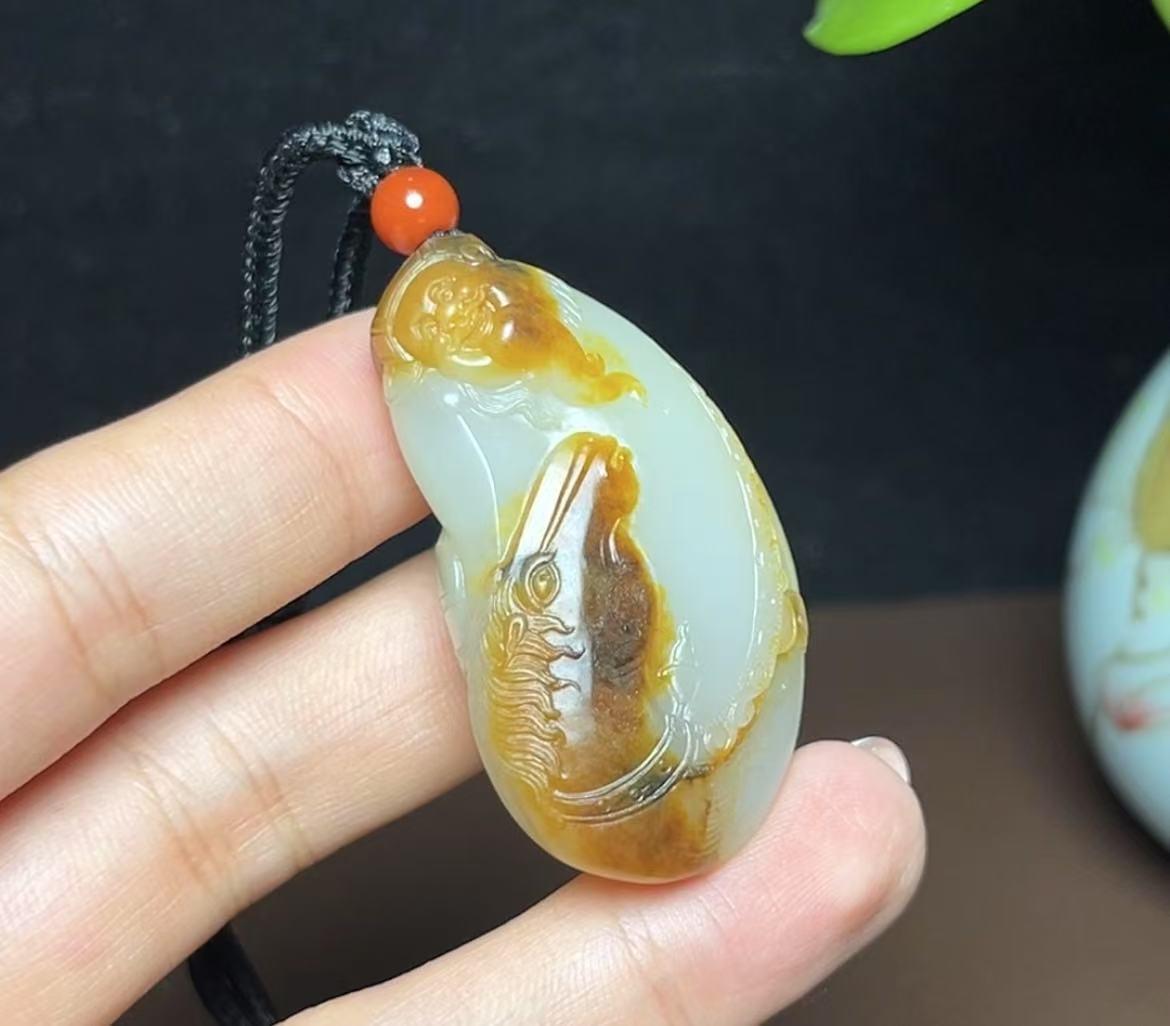 新疆和田玉籽料红皮白肉马上发财(35.6g)