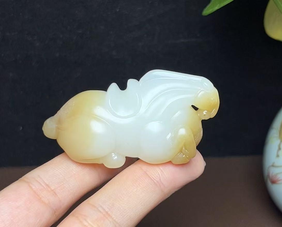 和田玉且末糖羊脂玉生肖马马到成功(49.5g)
