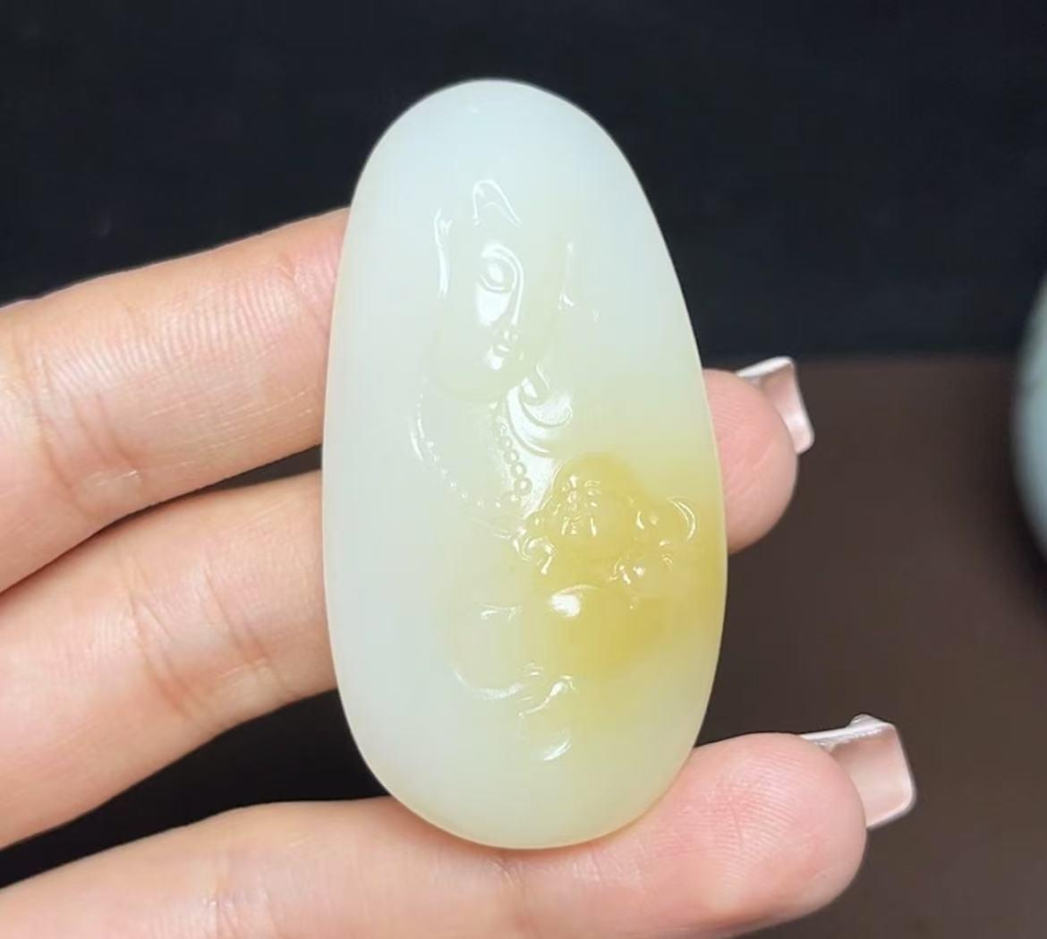 新疆和田玉且末糖羊脂玉观音佛牌(27.8g)