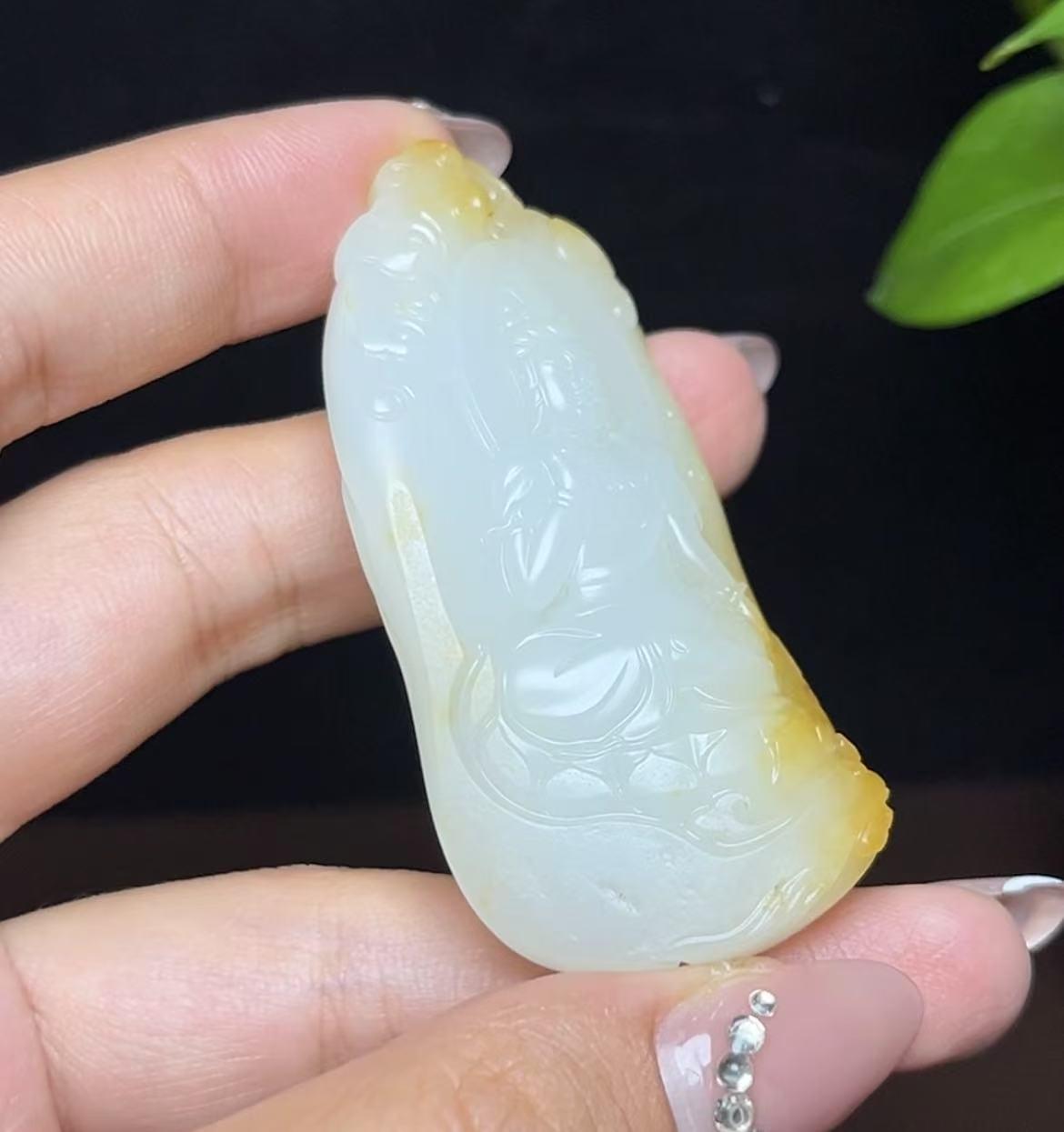 和田玉籽料黄皮白肉观音挂件(37.3g)