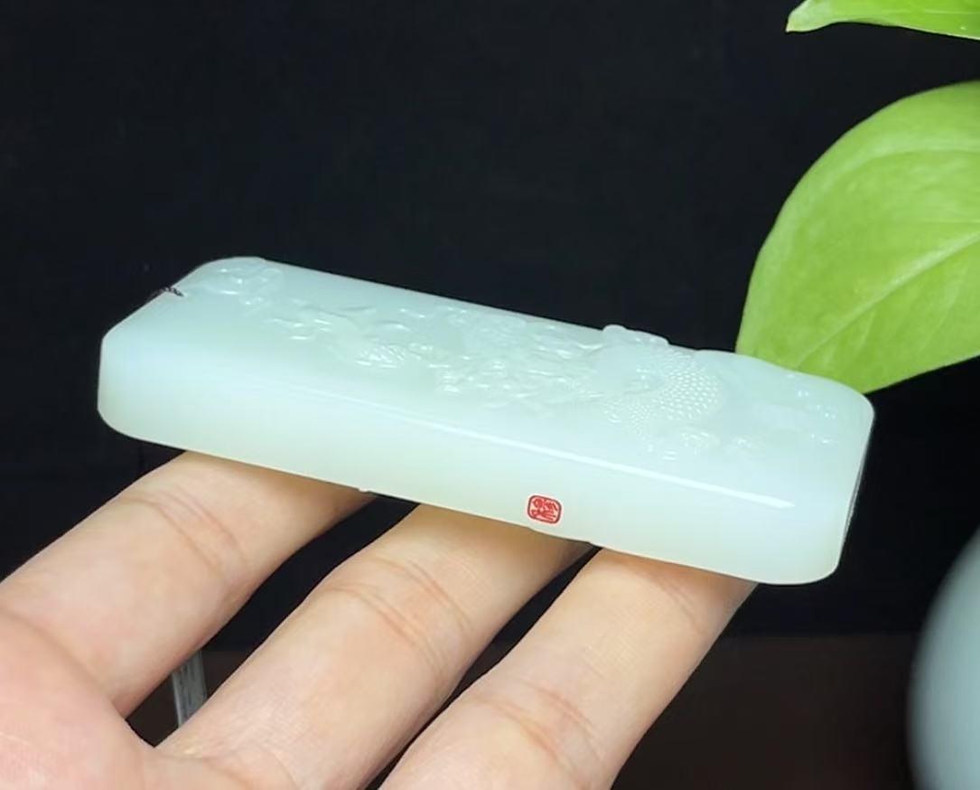 新疆和田玉且末糖羊脂玉平安无事牌(105.5g)
