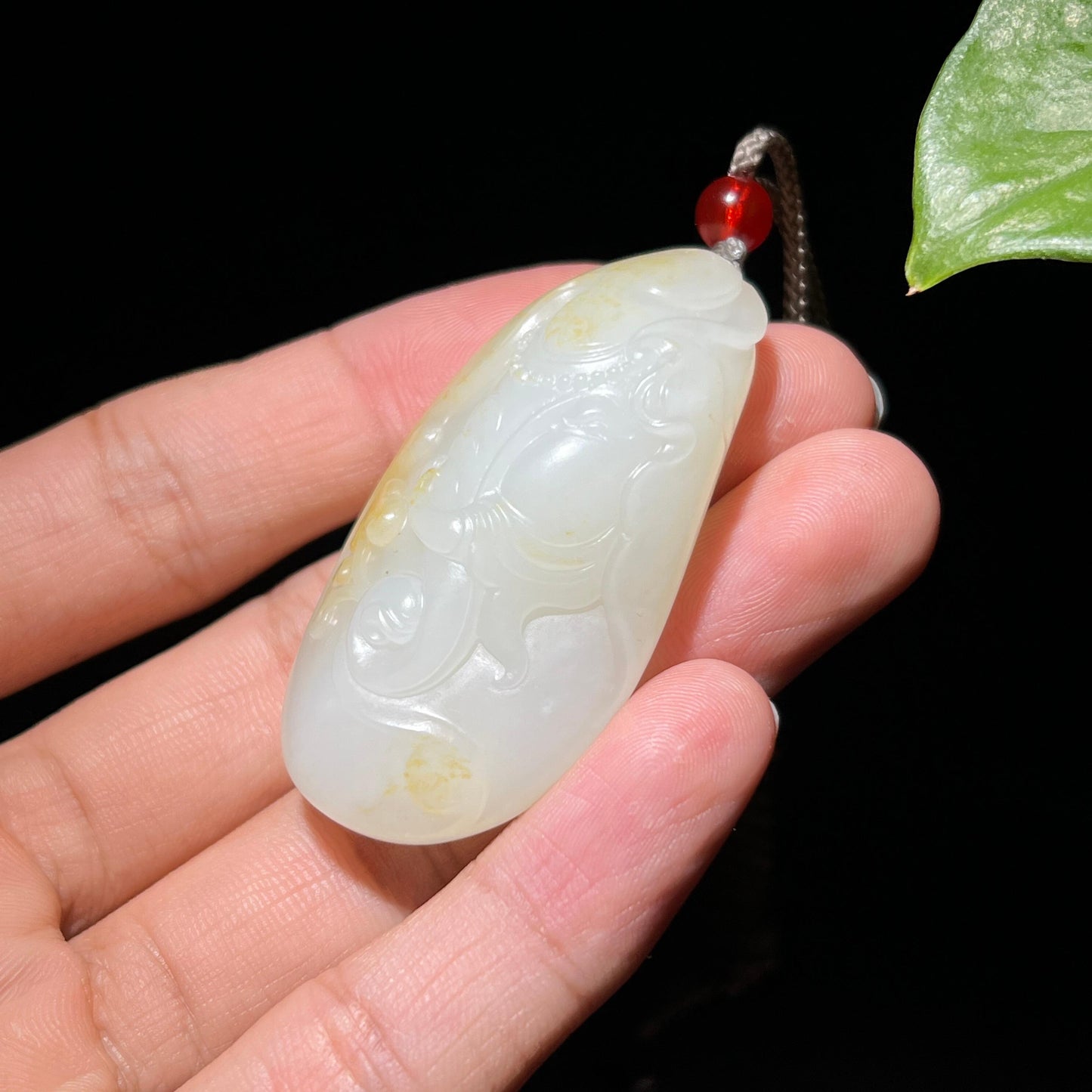 和田玉籽料洒金皮吉象如意挂件(33.3g)
