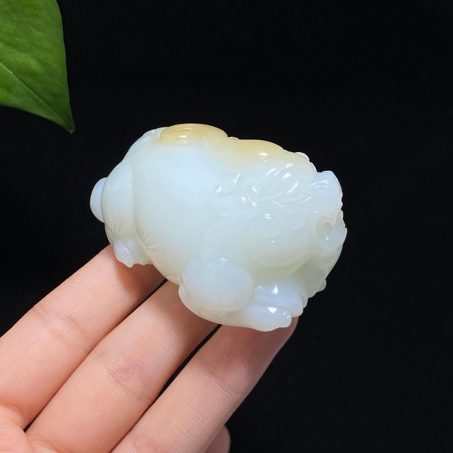 高品质和田玉且末糖白貔貅手把件