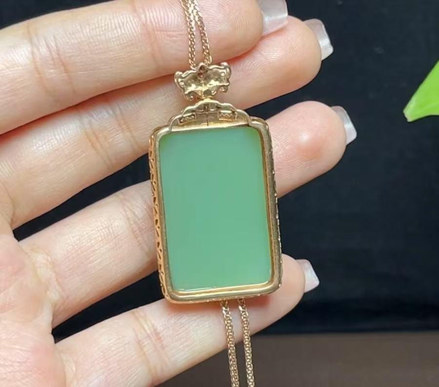 高品质和田玉碧玉粉青18k金豪镶平安无事牌(17.0g)