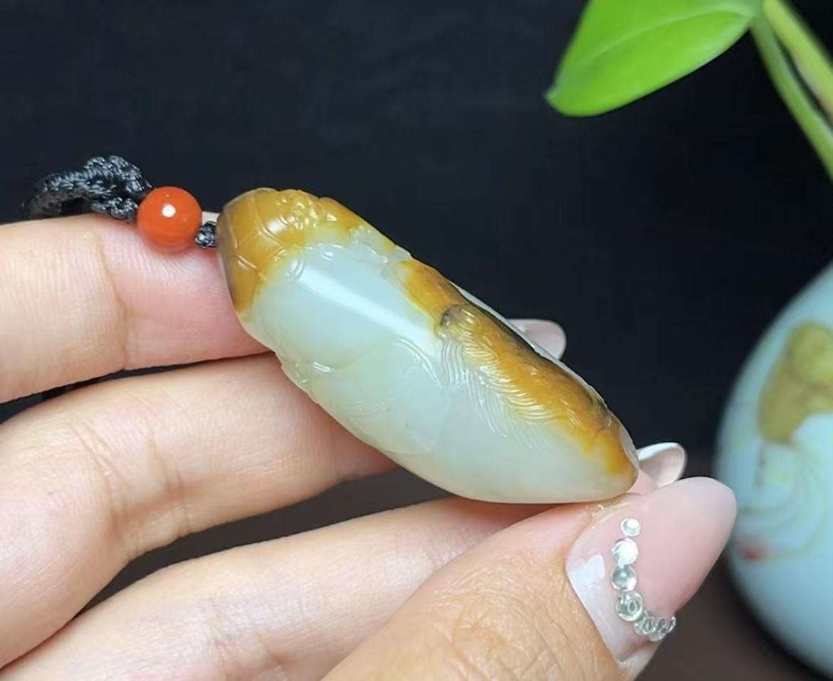 新疆和田玉籽料红皮白肉马上发财(35.6g)