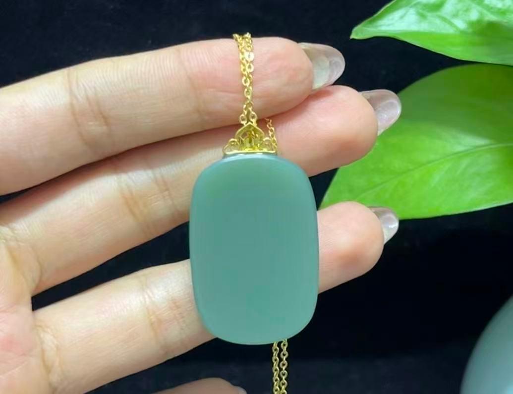 精品和田玉沙枣青18k金镶嵌平安无事牌(16.0g)