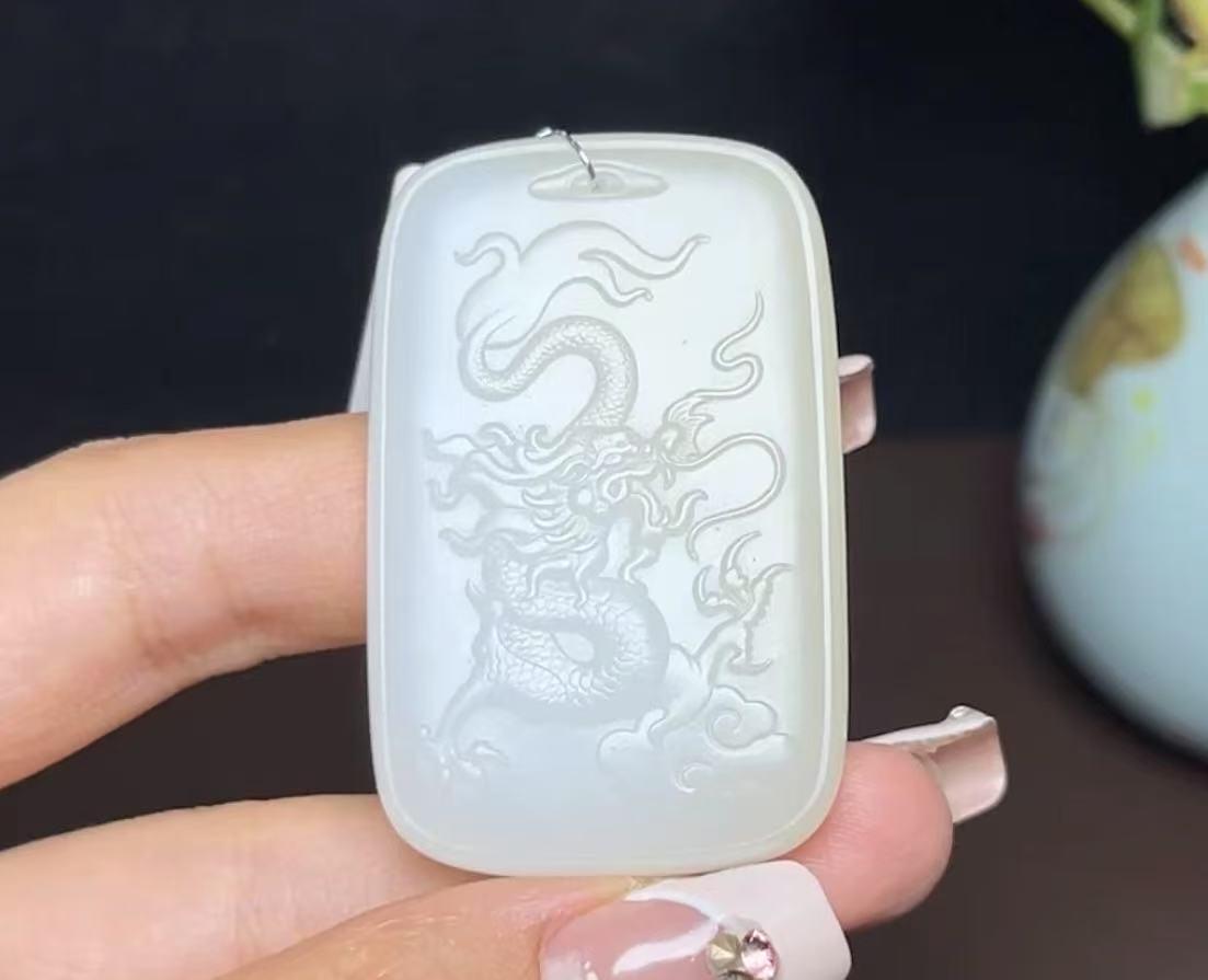 新疆和田玉且末料羊脂玉龙牌(32.2g)