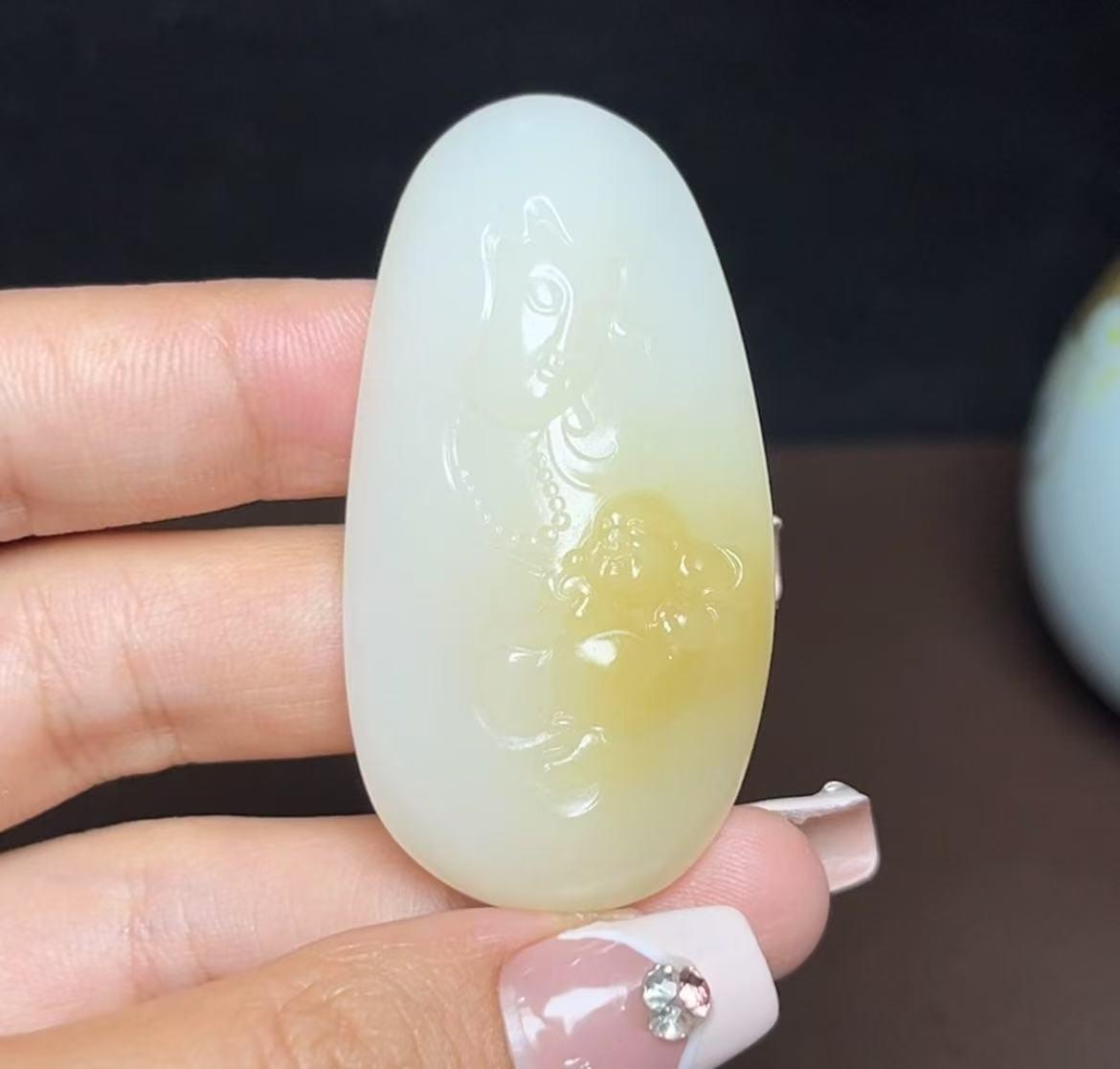 新疆和田玉且末糖羊脂玉观音佛牌(27.8g)