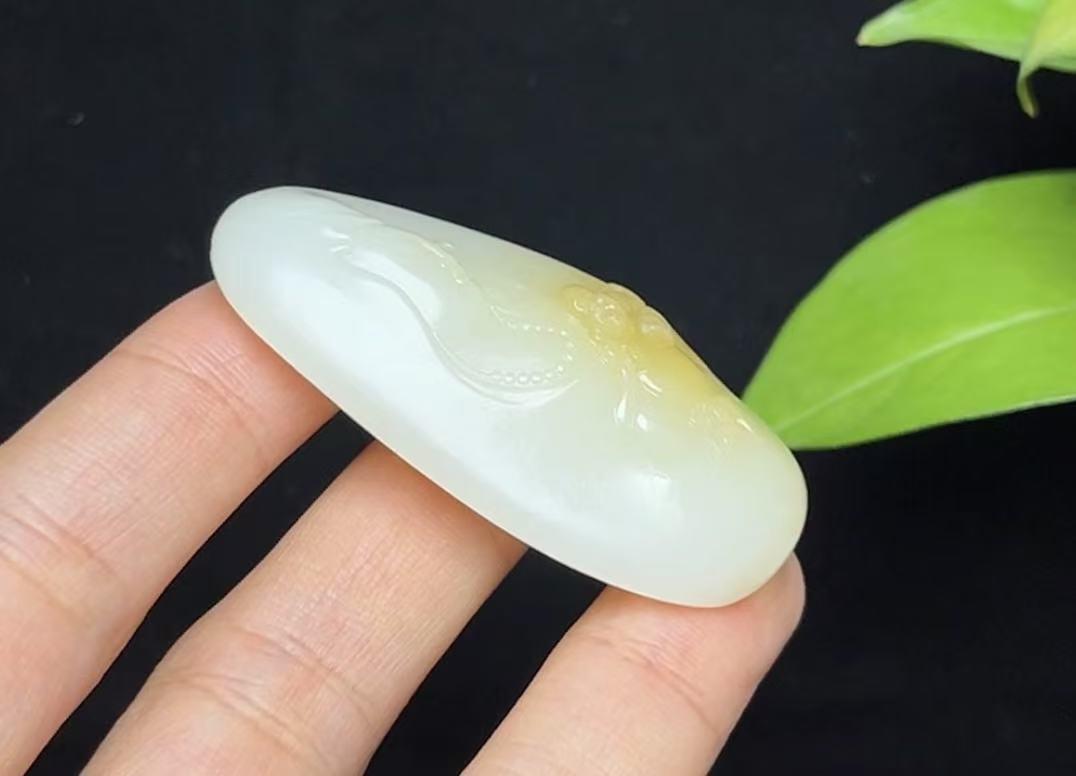 新疆和田玉且末糖羊脂玉观音佛吉祥如意(27.6g)
