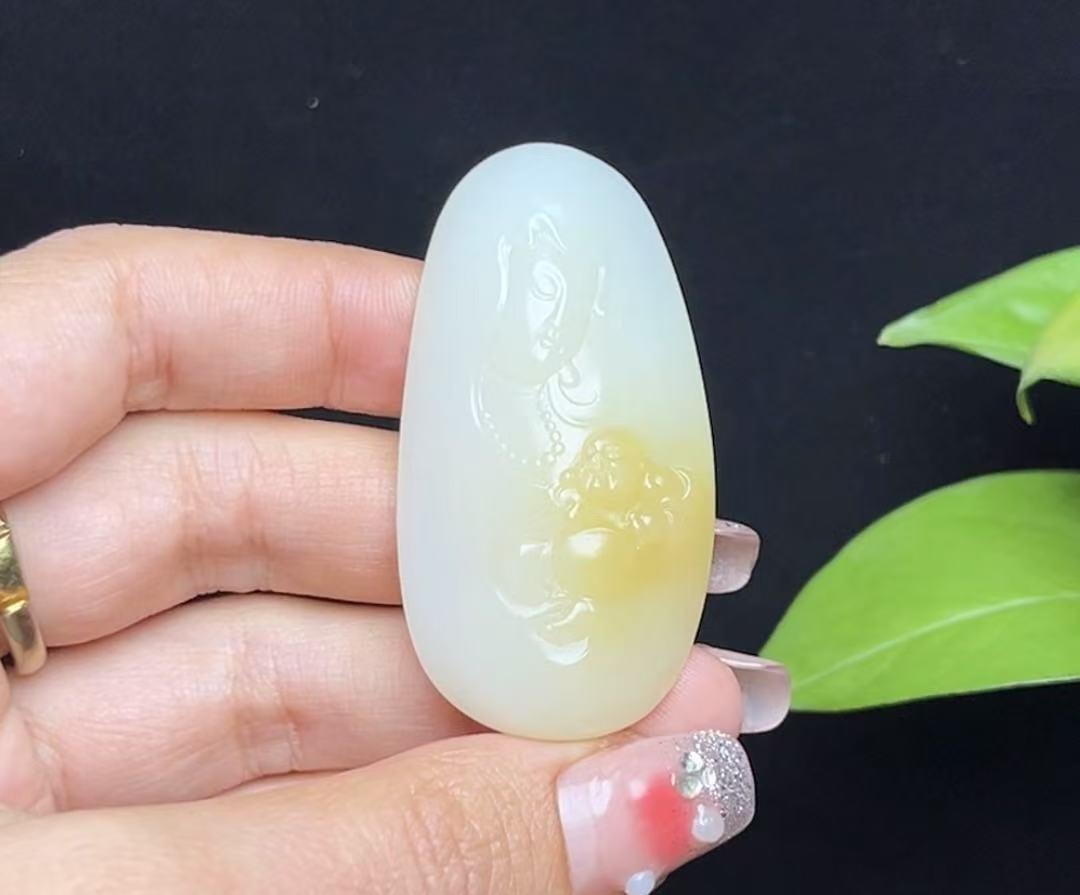 新疆和田玉且末糖羊脂玉观音佛吉祥如意(27.6g)