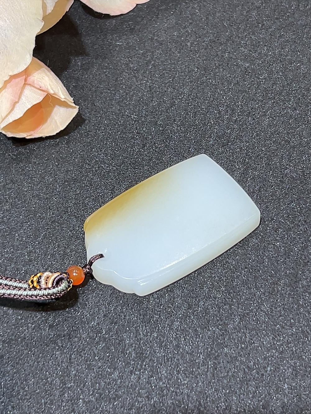 和田玉新疆且末料糖白无事牌(41.6g)