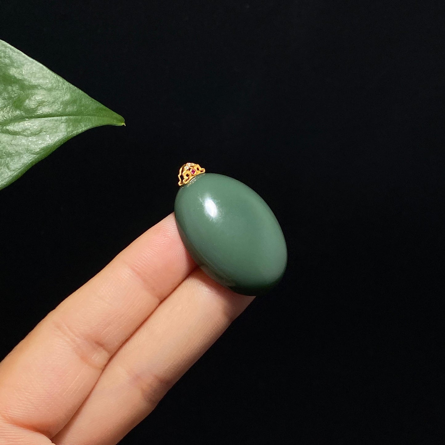 和田碧玉金镶扣头粉青吊坠(10.0g)