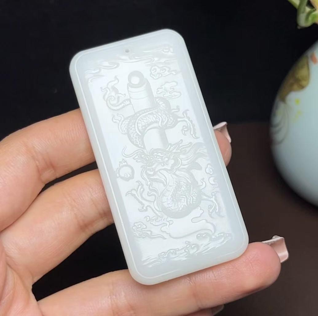 新疆和田玉米达料羊脂玉祥龙护主(54.5g)