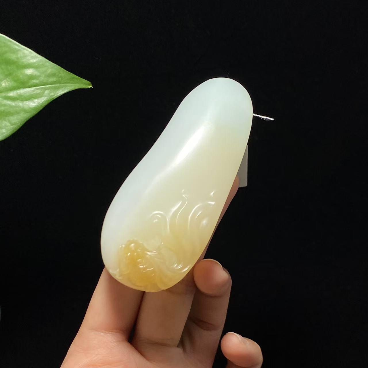 高品质新疆且末糖白玉连年有余手把件(114.8g)