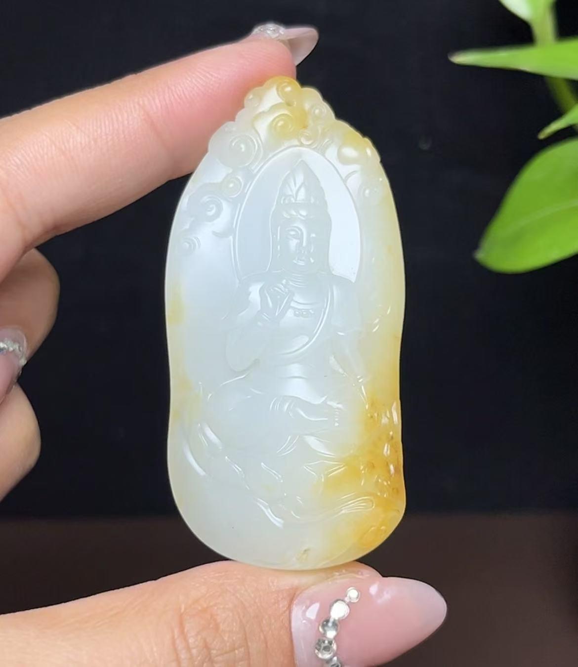 和田玉籽料黄皮白肉观音挂件(37.3g)