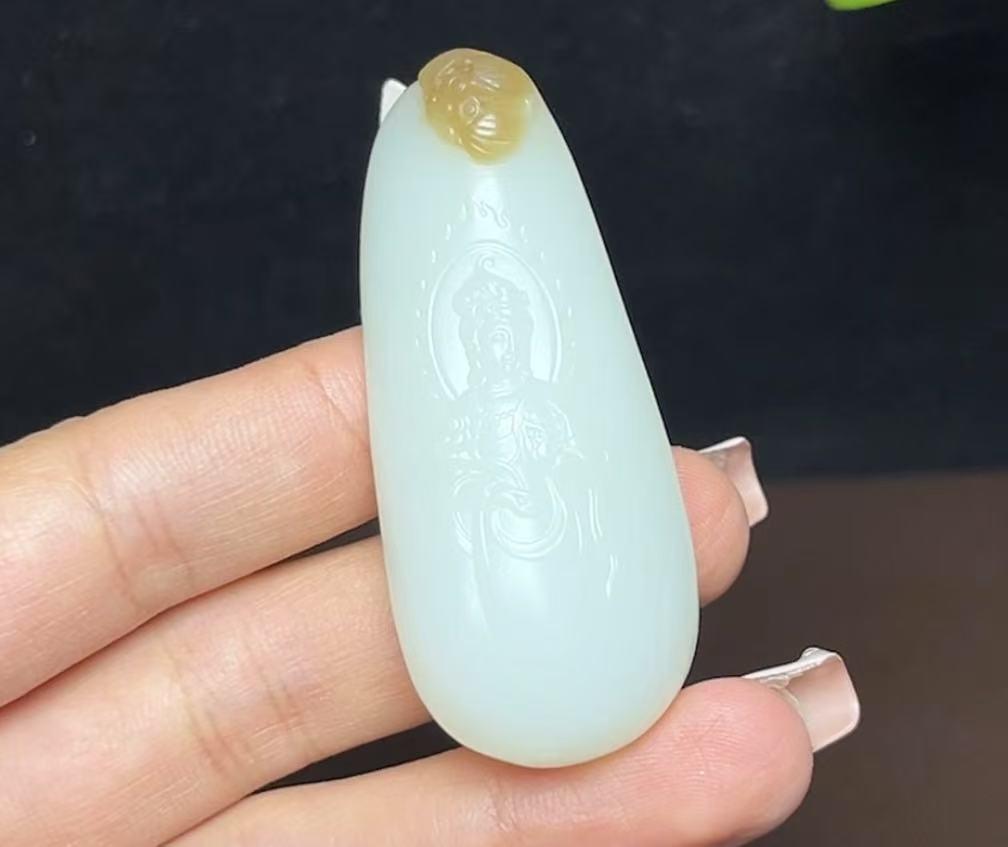 新疆和田玉且末糖白羊脂玉站观音(34.3g)
