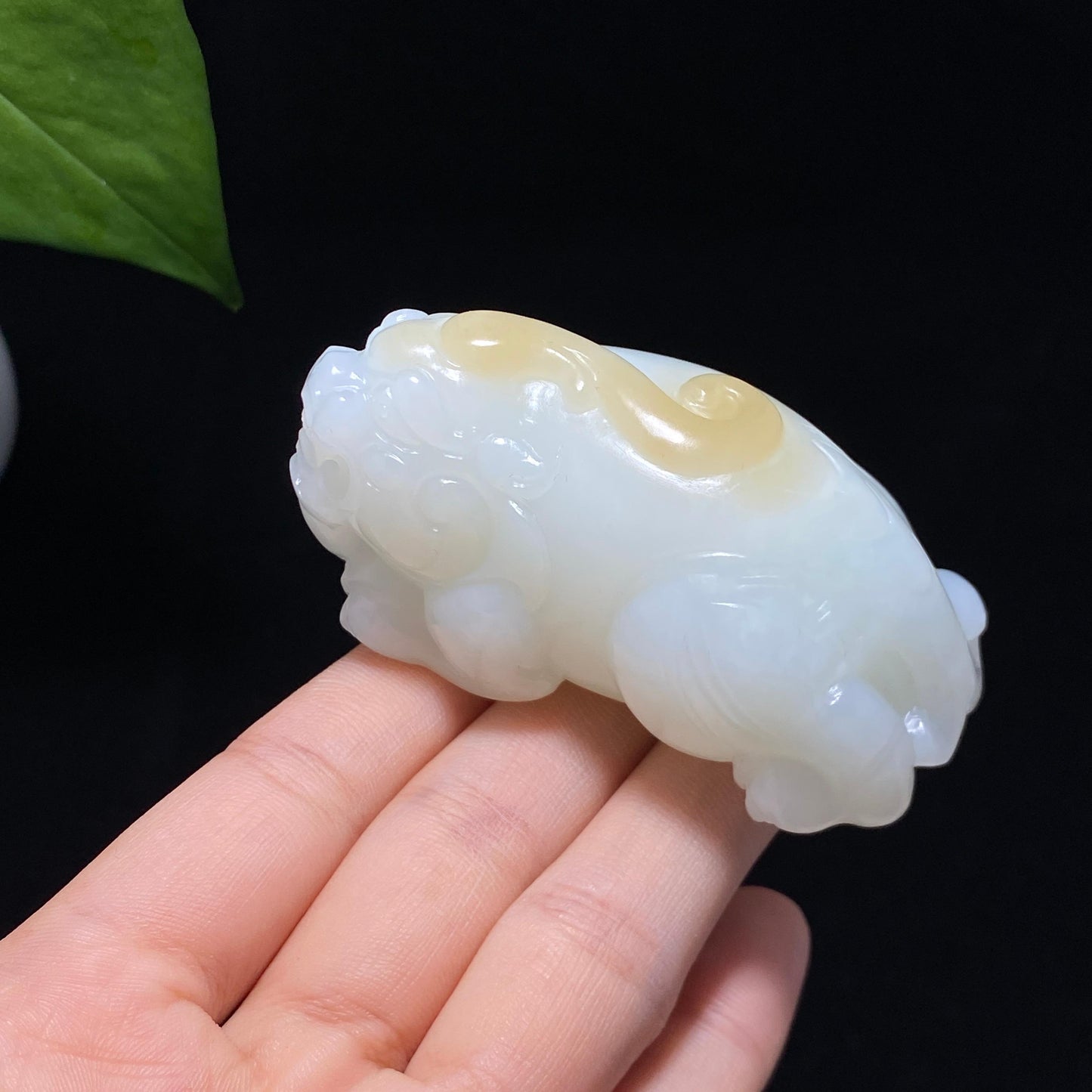 高品质和田玉且末糖白貔貅手把件