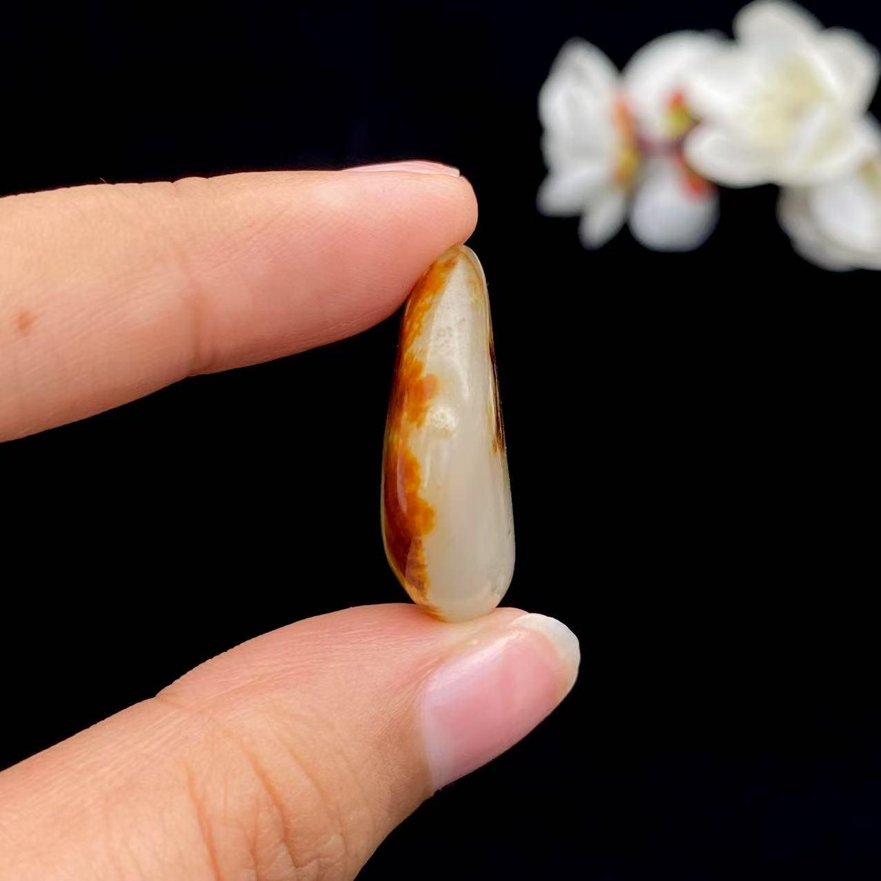 和田玉聚黄皮籽料吊坠籽(8.5g)