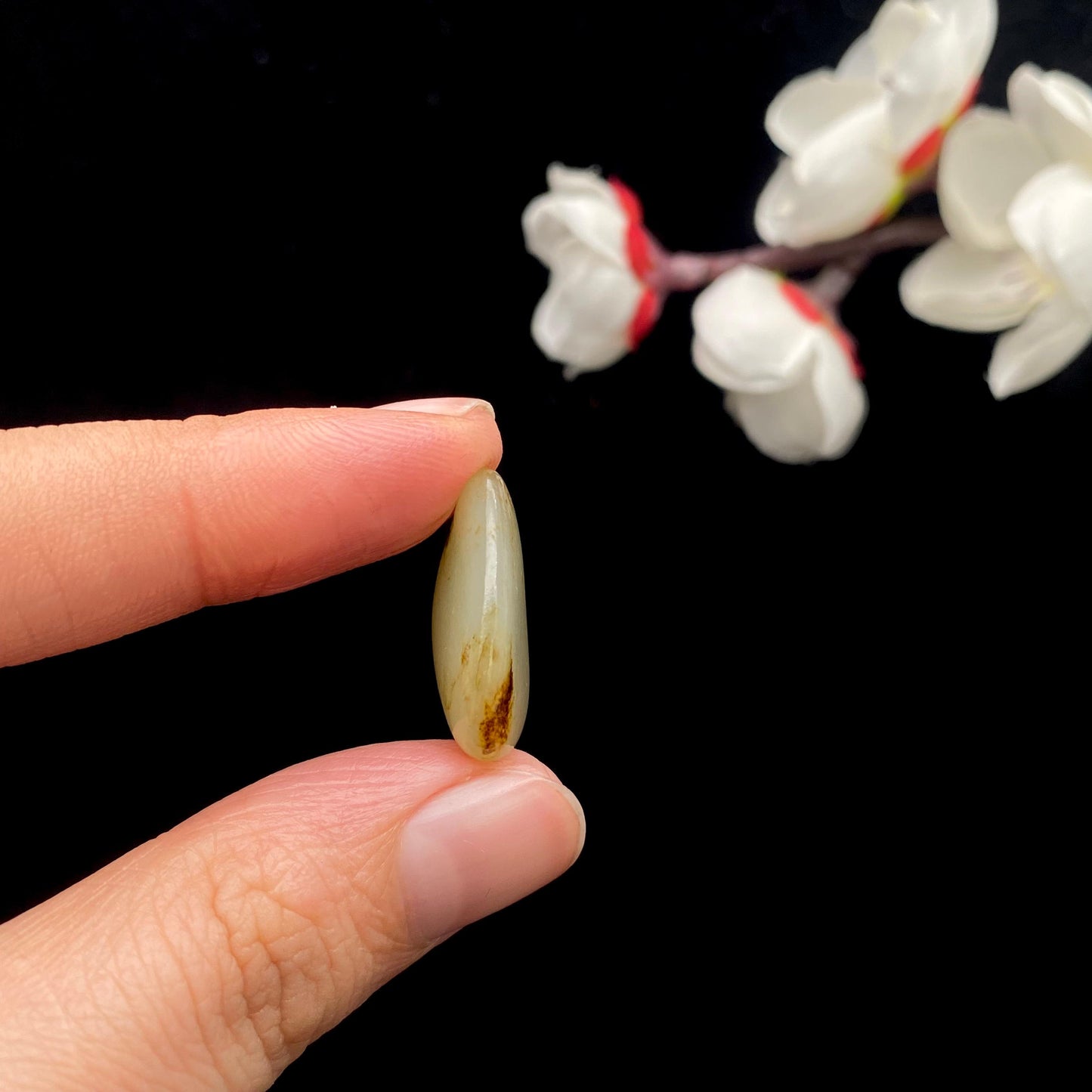 和田玉聚黑皮籽料原石(2.8g)