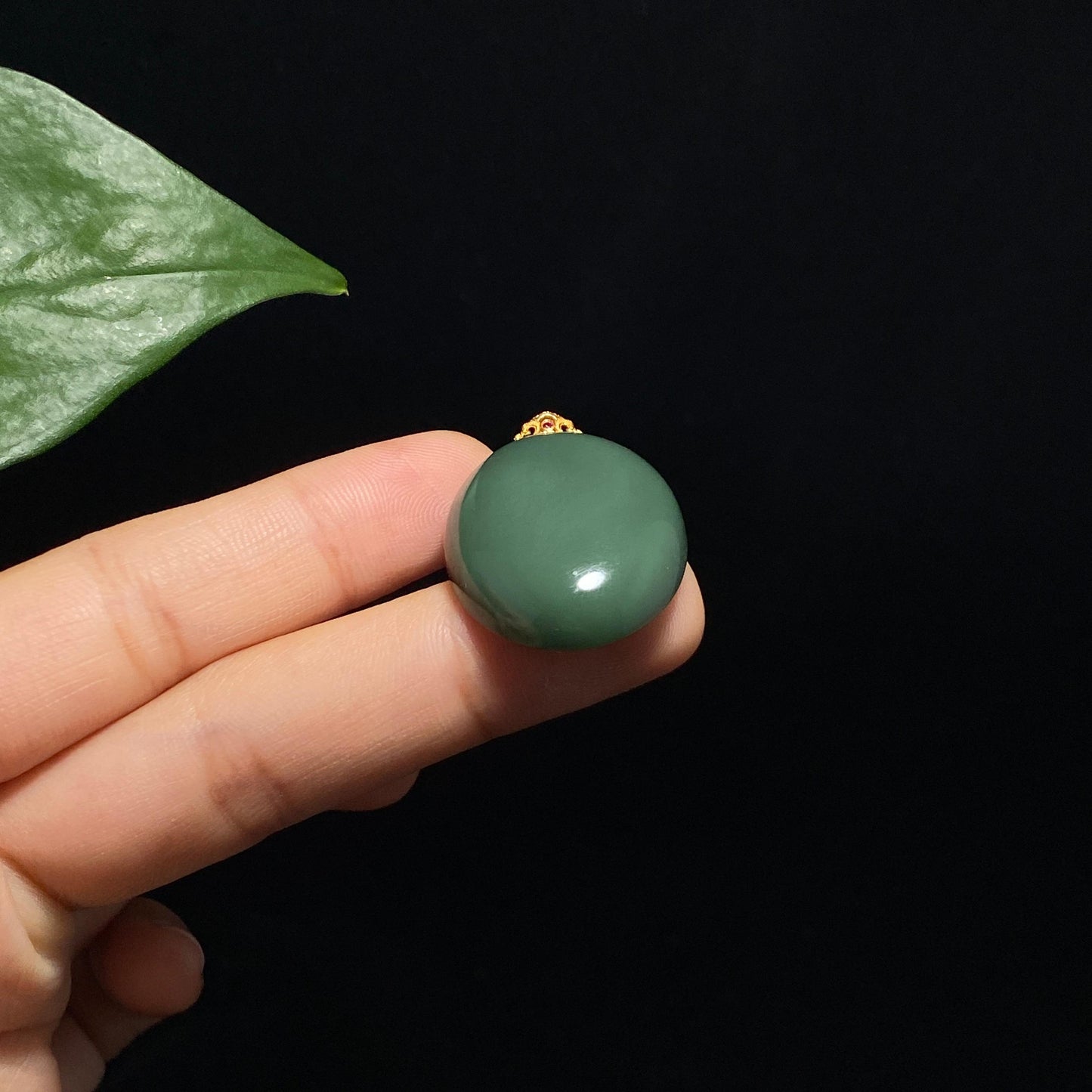 和田碧玉金镶扣头粉青吊坠(10.0g)