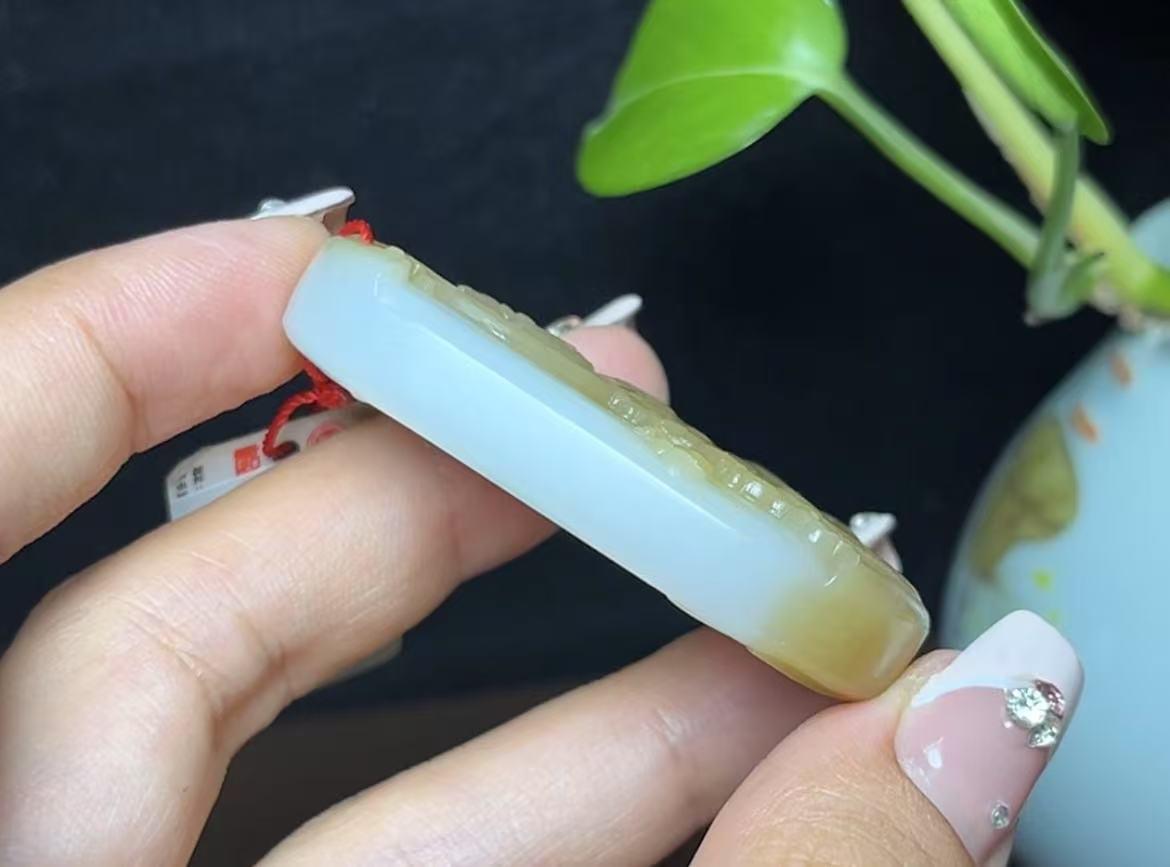 新疆和田玉且末白糖羊脂玉大势至菩萨(35.6g)