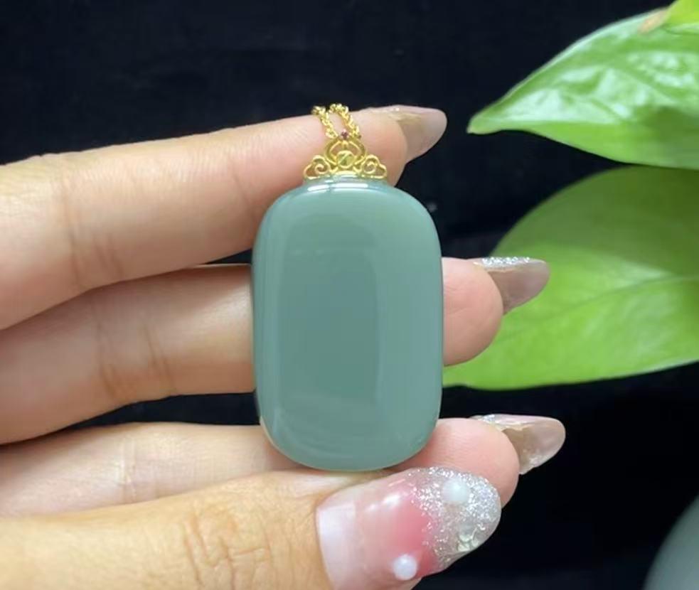 精品和田玉沙枣青18k金镶嵌平安无事牌(16.0g)