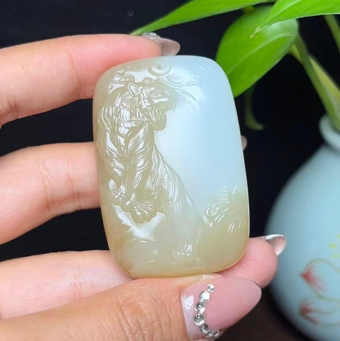 新疆和田玉且末糖白羊脂玉生肖上山虎(44.0g)