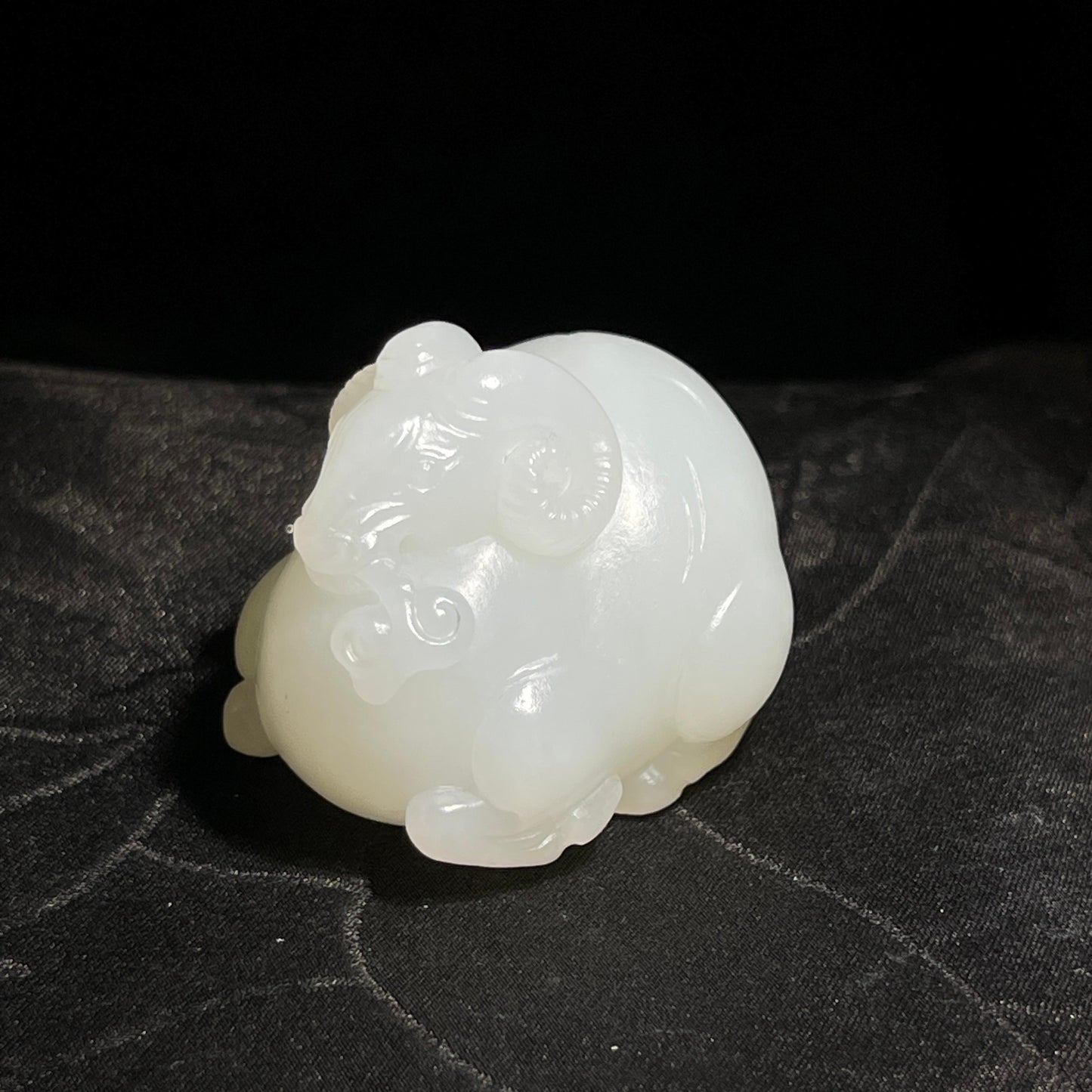 和田玉羊脂白玉羊坠(44.5g)