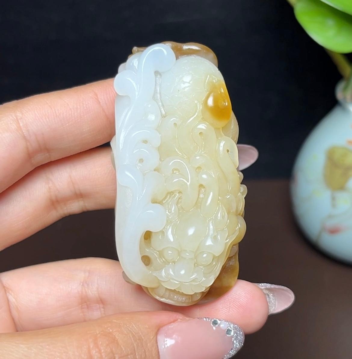 新疆和田玉且末糖三色羊脂玉龙如意(69.6g)