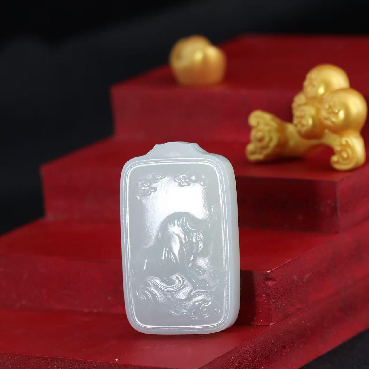 和田玉白玉生肖牛挂牌（39.1g） – 厚德载玉