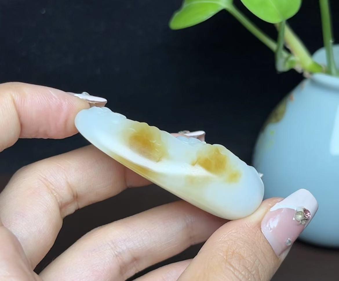 新疆和田玉且末糖白羊脂玉佛公(40.6g)
