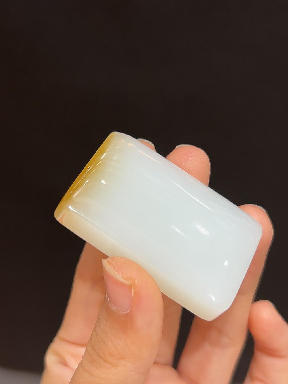 和田玉且末料糖羊脂玉平安无事牌(34.8g)