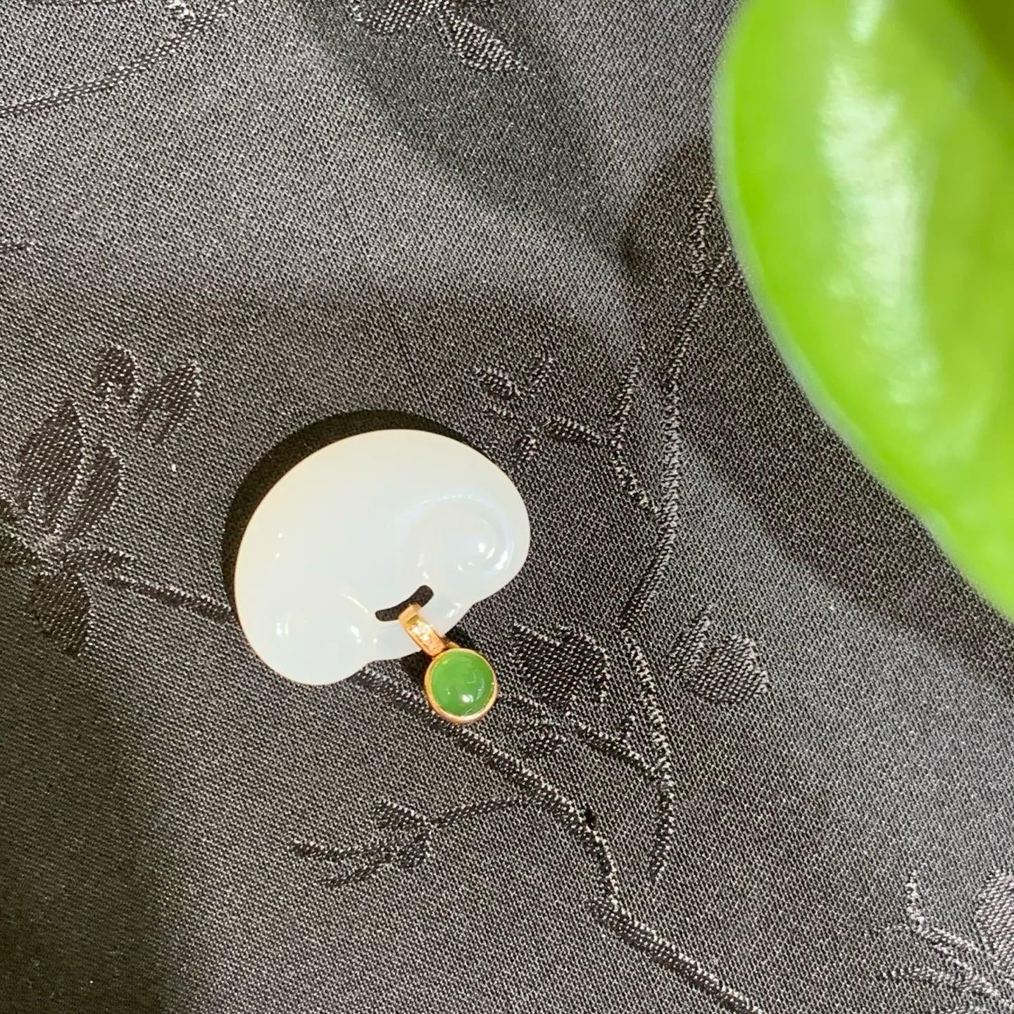 18k金羊脂白玉如意锁吊坠(3.3g)