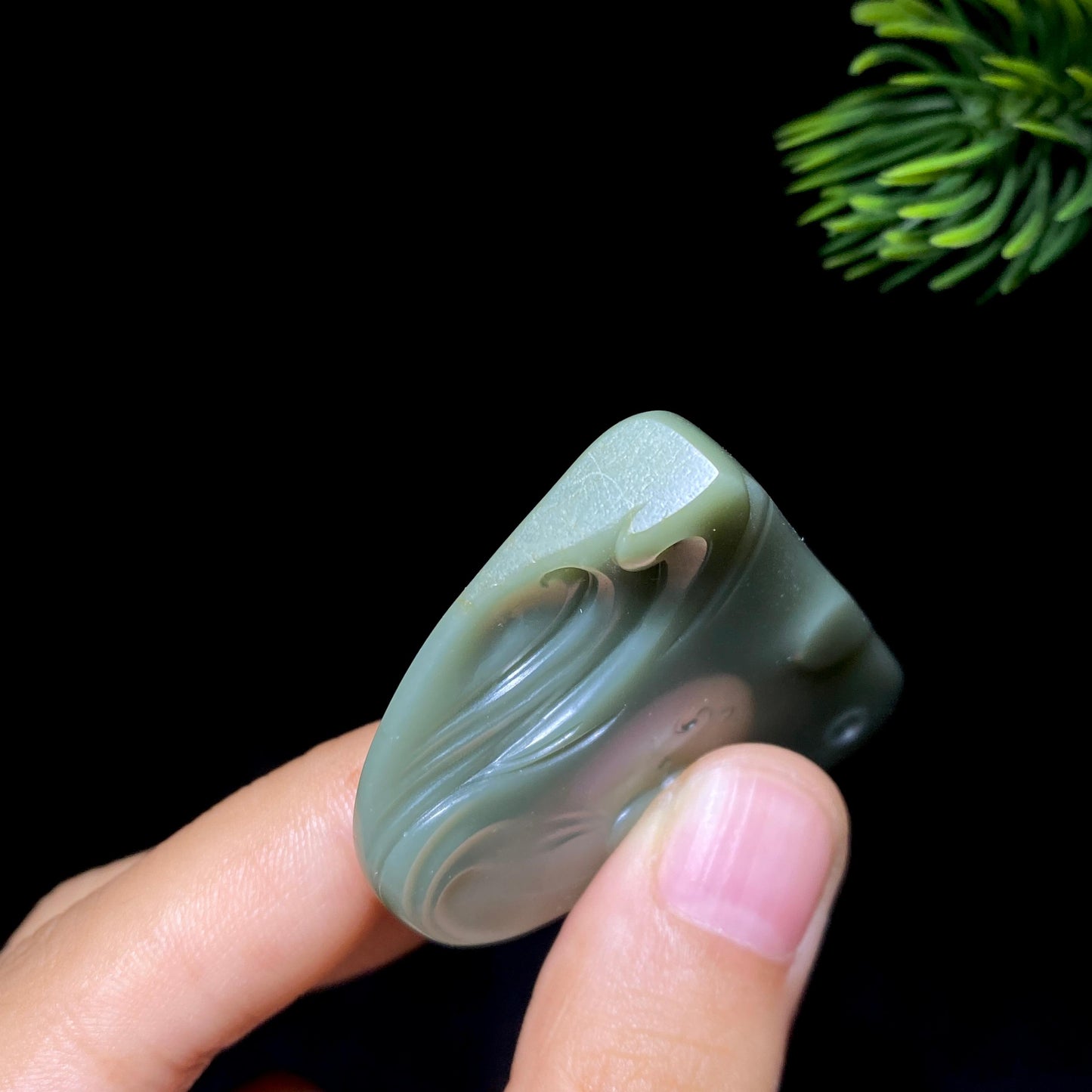 和田玉籽料沙枣青鱼挂件(19.3g)