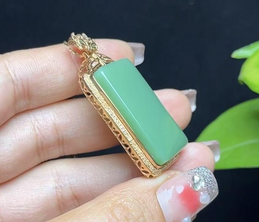 高品质和田玉碧玉粉青18k金豪镶平安无事牌(17.0g)