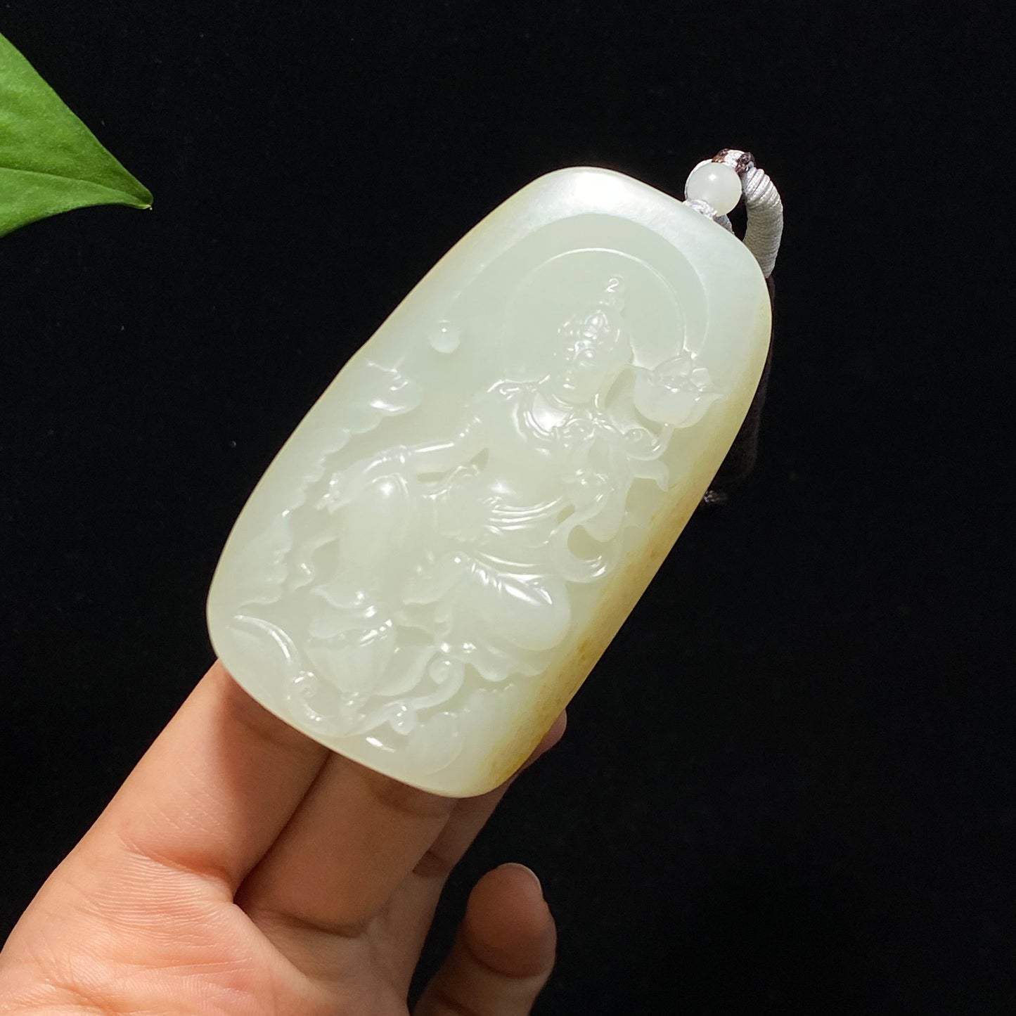 新疆和田玉籽料洒金皮观音牌(83.7g)
