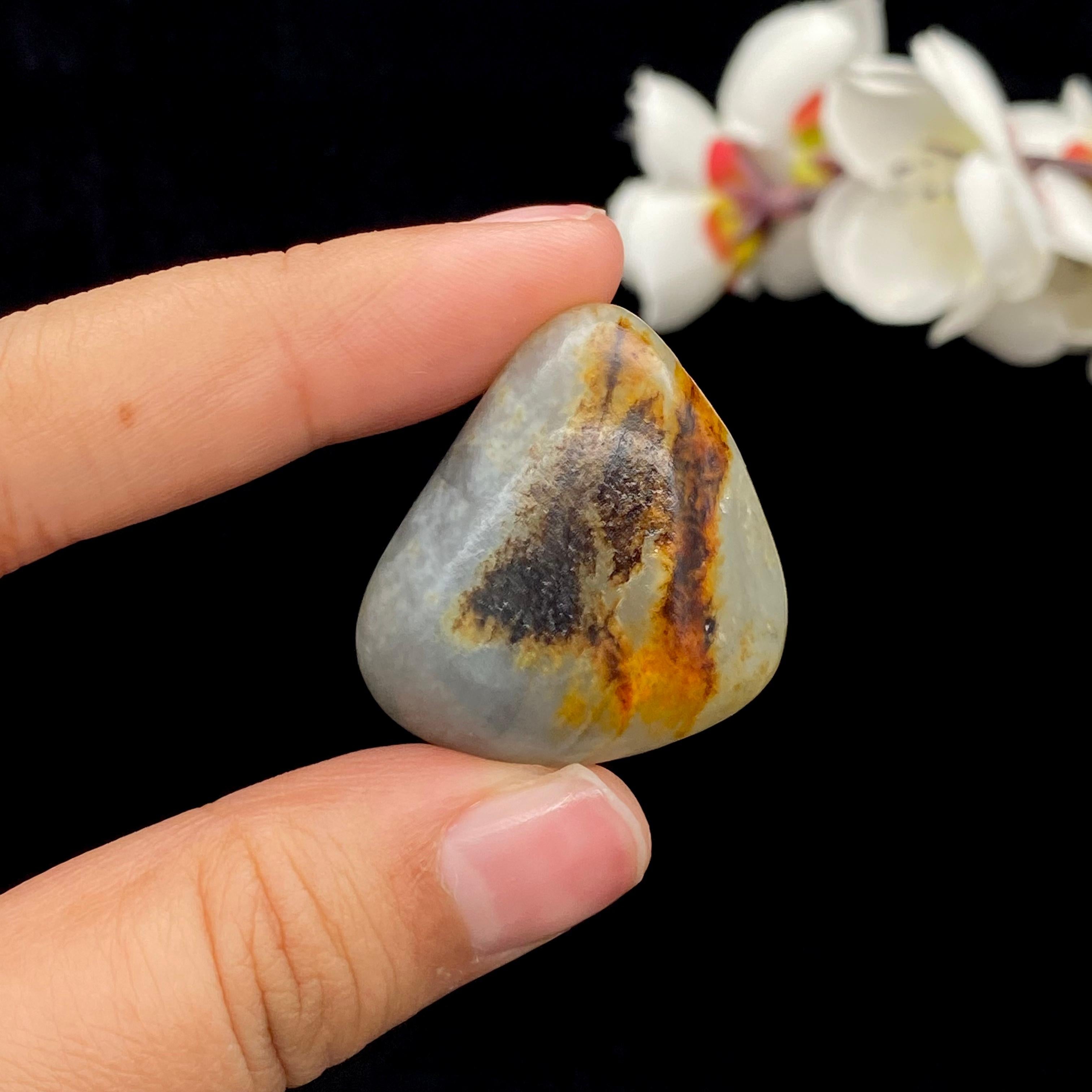 和田玉黑黄皮青花底籽料（23.6g） – 厚德载玉