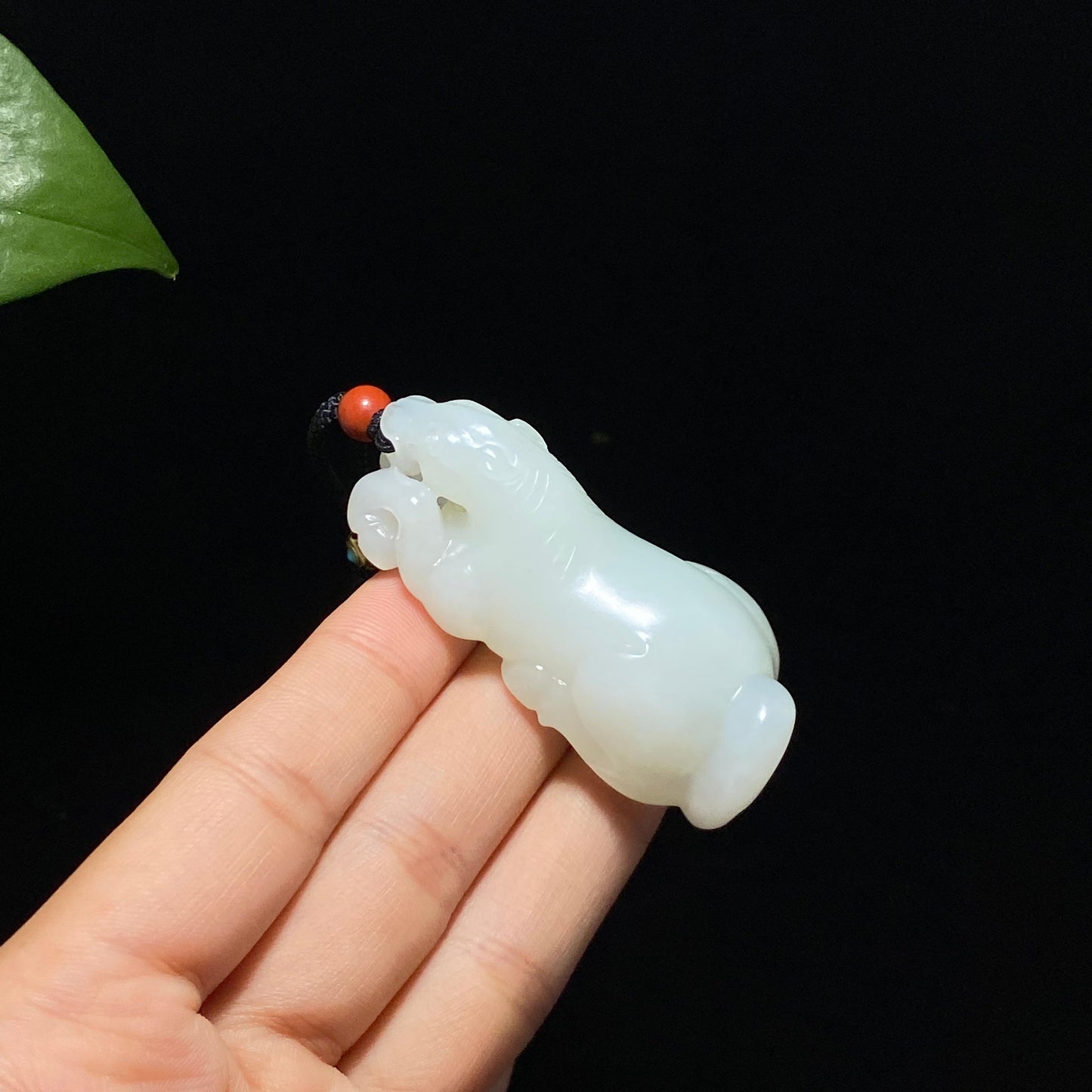 高品质和田玉山料马到成功挂件(50.6g)