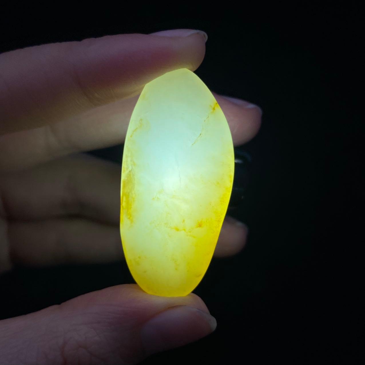 和田玉黄皮籽料原石(15.1g)
