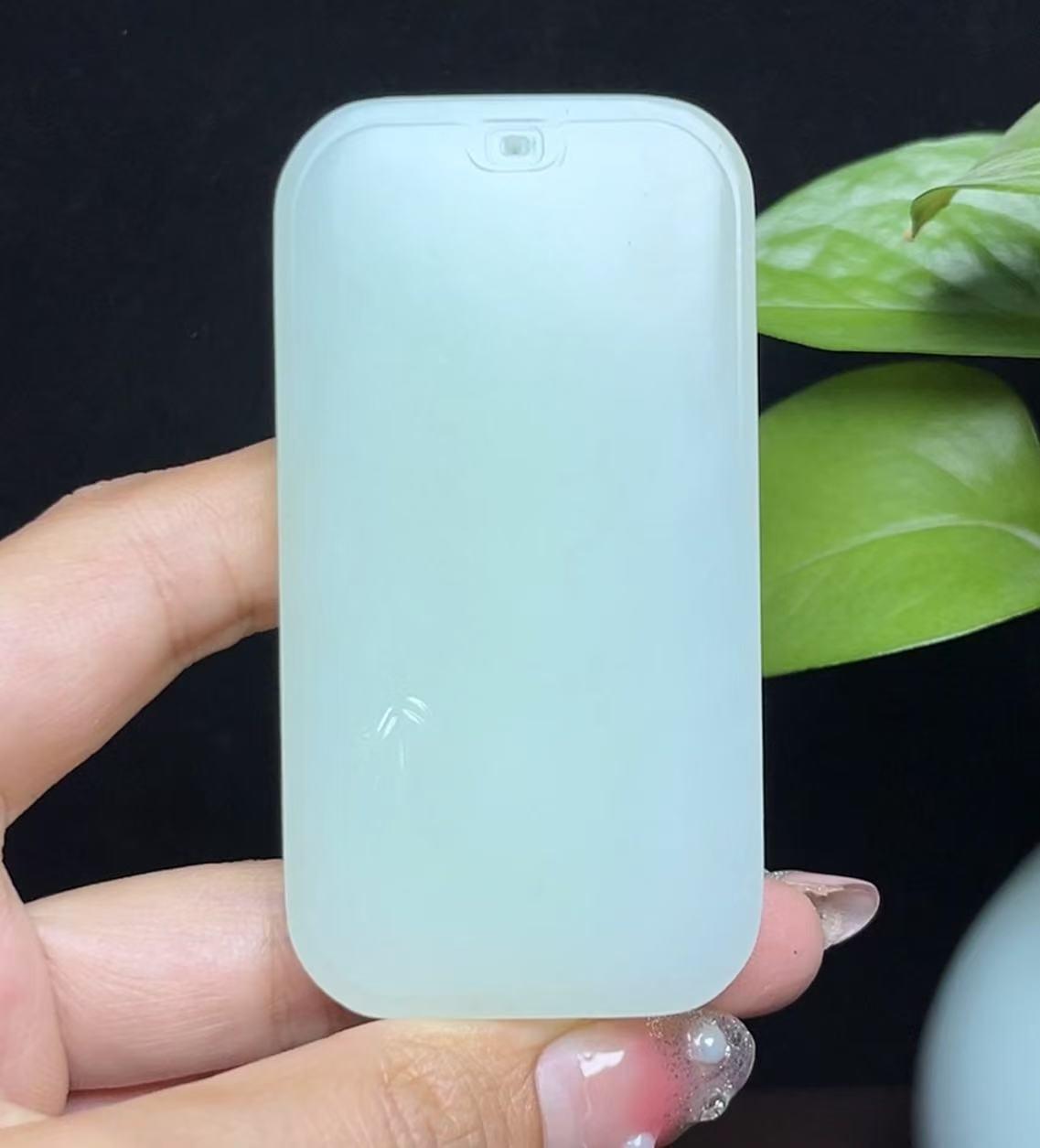 新疆和田玉且末料带翠色平安无事牌挂件(95.6g)