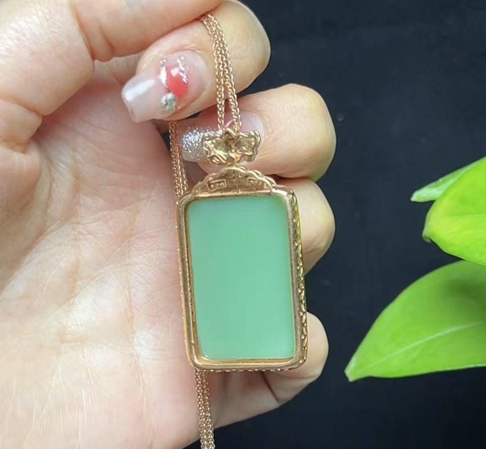 高品质和田玉碧玉粉青18k金豪镶平安无事牌(17.0g)