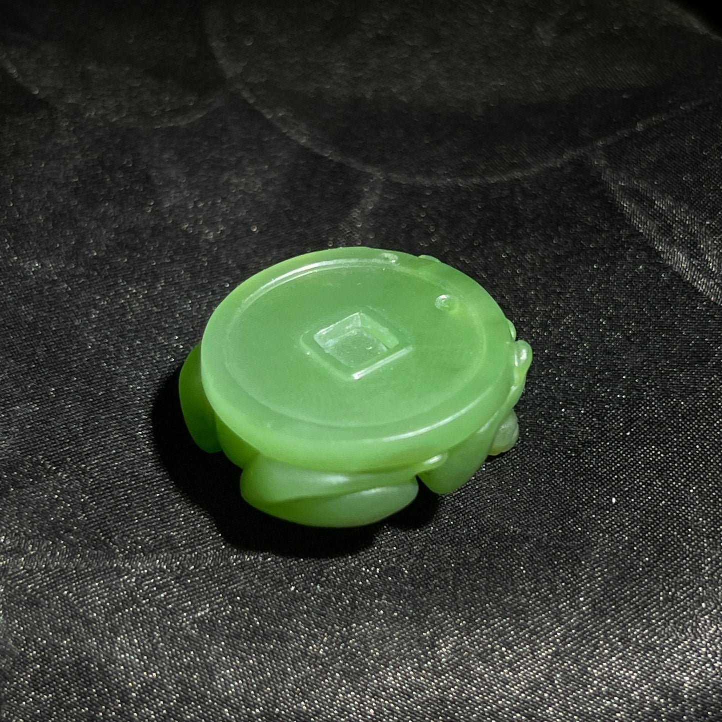 和田玉碧玉阳绿呱呱来财(9.3g)