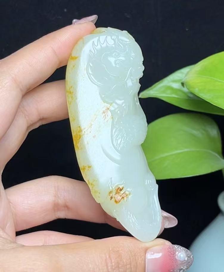 新疆和田玉籽料龙挂件(98.1g)